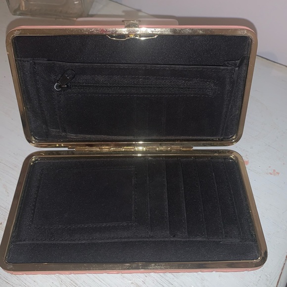 Pink Guess Wallet 💕 - Picture 6 of 6